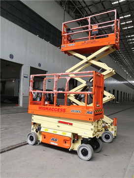 高空平臺工作.jpg高空作業(yè)車-剪叉式高空作業(yè)車：高空作業(yè)平臺啟動(dòng)前需要查看哪些？